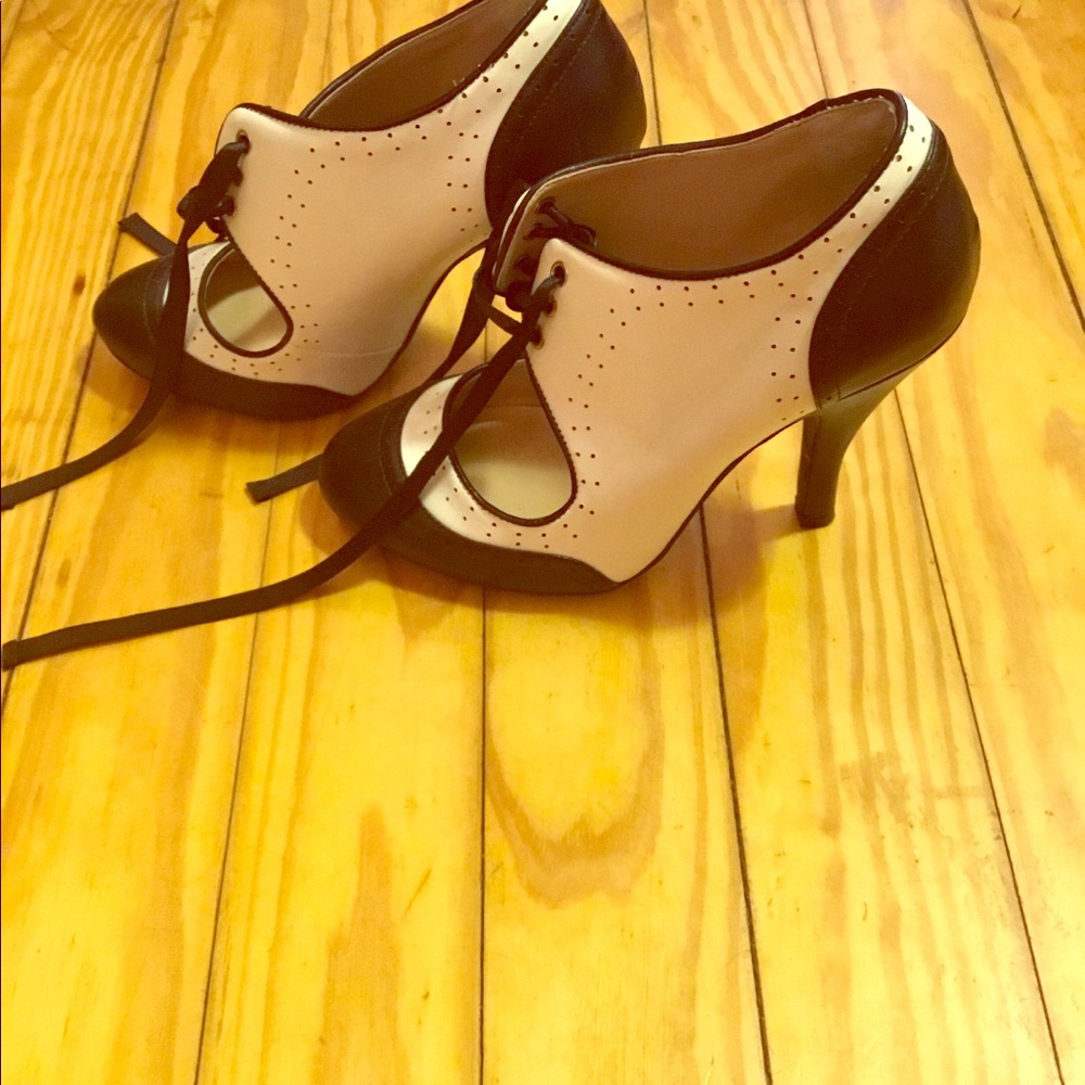 Wingtip stilettos
